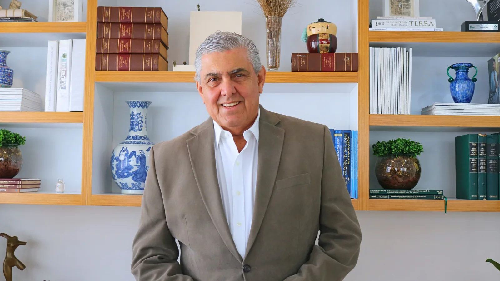 Dr. Eduardo Daud, cirurgião plástico em São Paulo, no consultório