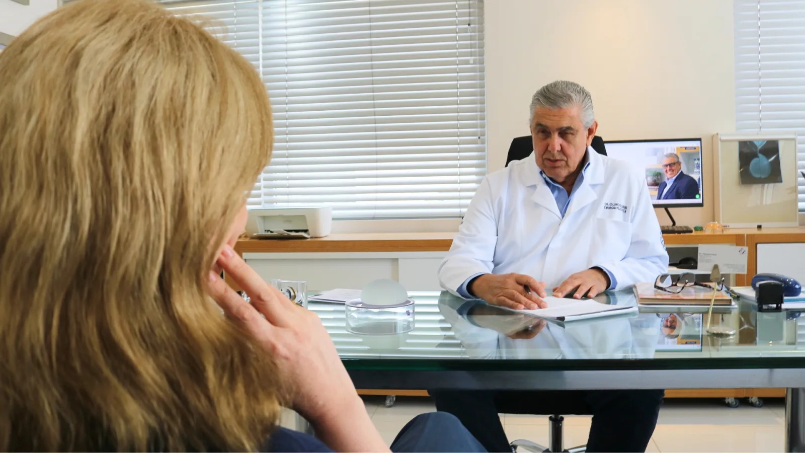 Dr. Eduardo Daud em consulta com paciente